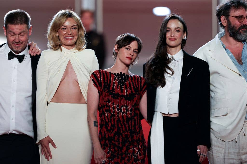 The cast with director and screenwriter Quentin Dupieux 