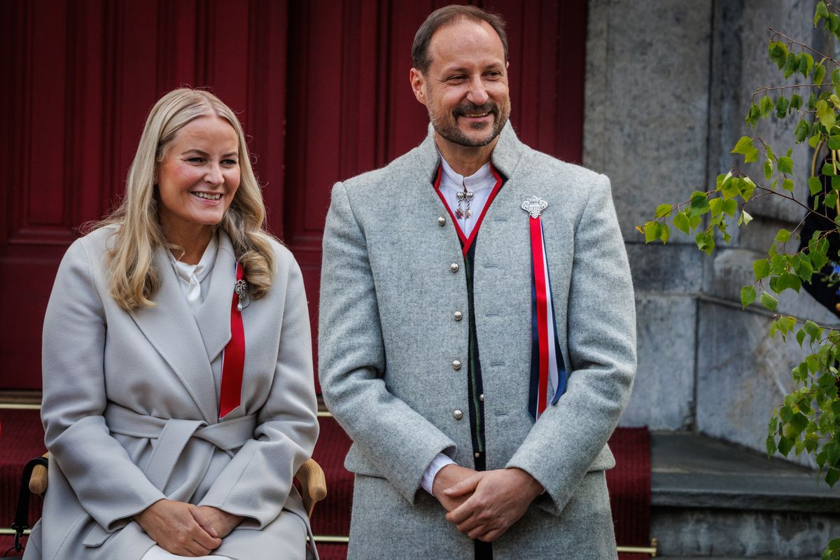 The most fragile image of Princess Mette-Marit on National Day: oxygen, pauses, and a severe coughing episode