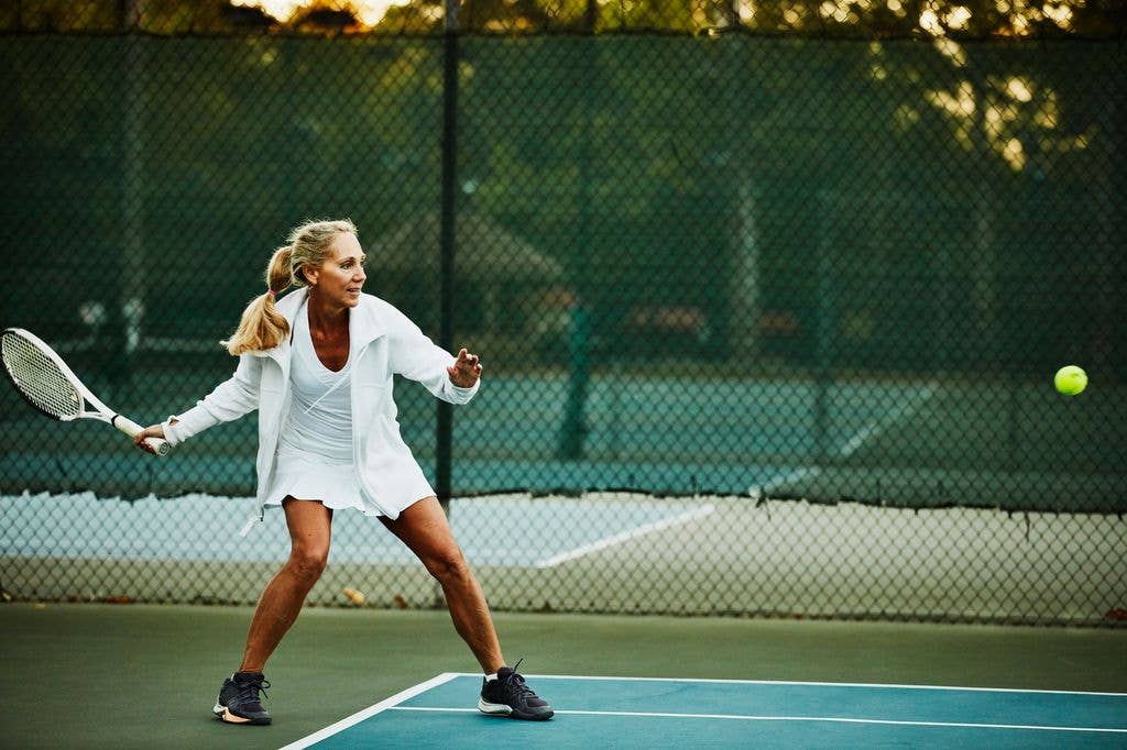 woman playing tennis