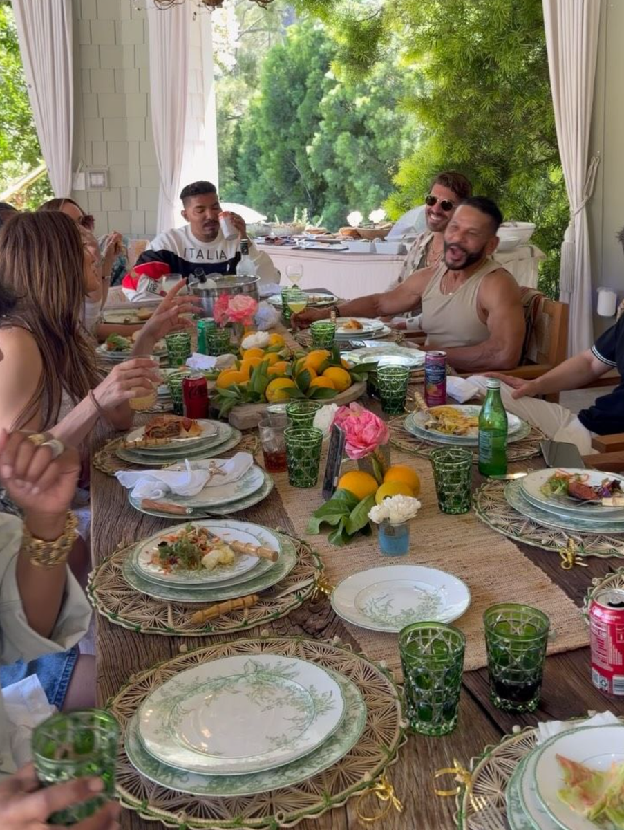 Jennifer set up a table with a summery theme ahead of the upcoming season