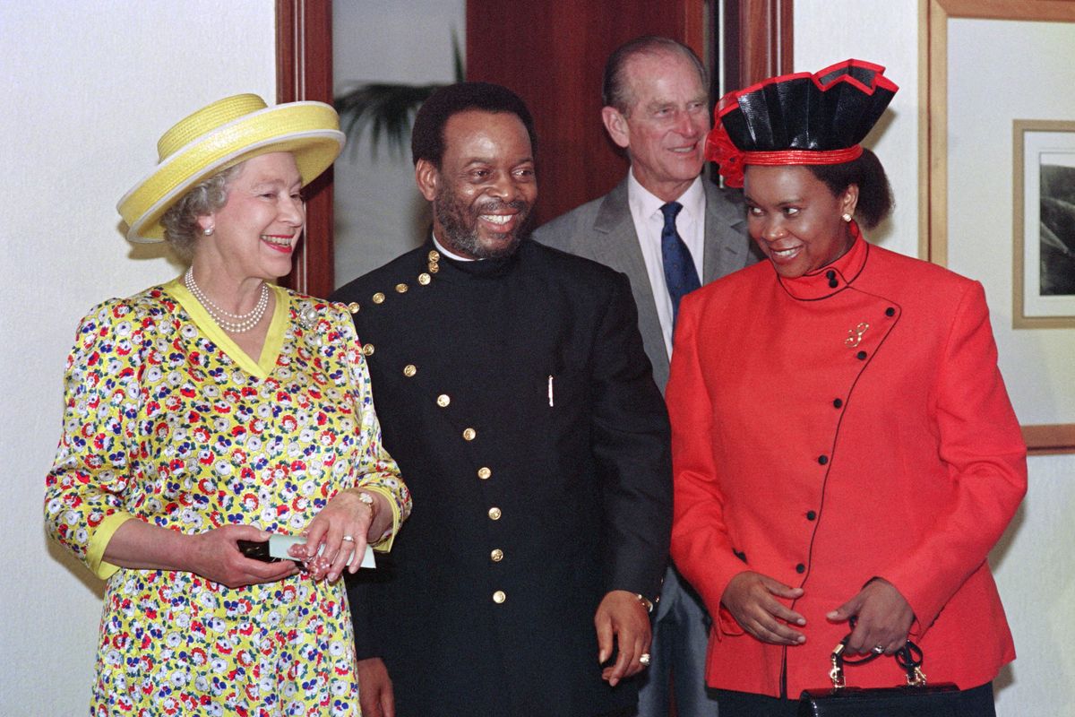 Queen Elizabeth II (L) and Duke of Edinburgh pose with Zulu King Zwelithini (2-L) and his wife (R) in Soweto on March 25, 1995.