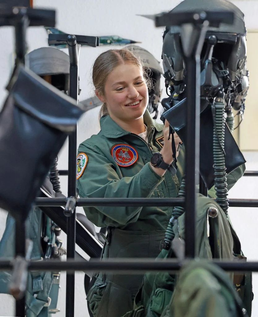 Her Royal Highness the Princess of Asturias prepares for her training flight aboard an F-5 fighter jet at the 23rd Wing in Talavera la Real, Badajoz.
