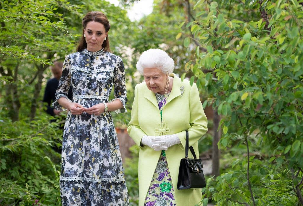  Queen Elizabeth II and Catherine, Duchess of Cambridge at the RHS Chelsea Flower Show 2019 press day at Chelsea Flower Show on May 20, 2019 in London, England. (Photo by Geoff Pugh - WPA Pool/Getty Images)