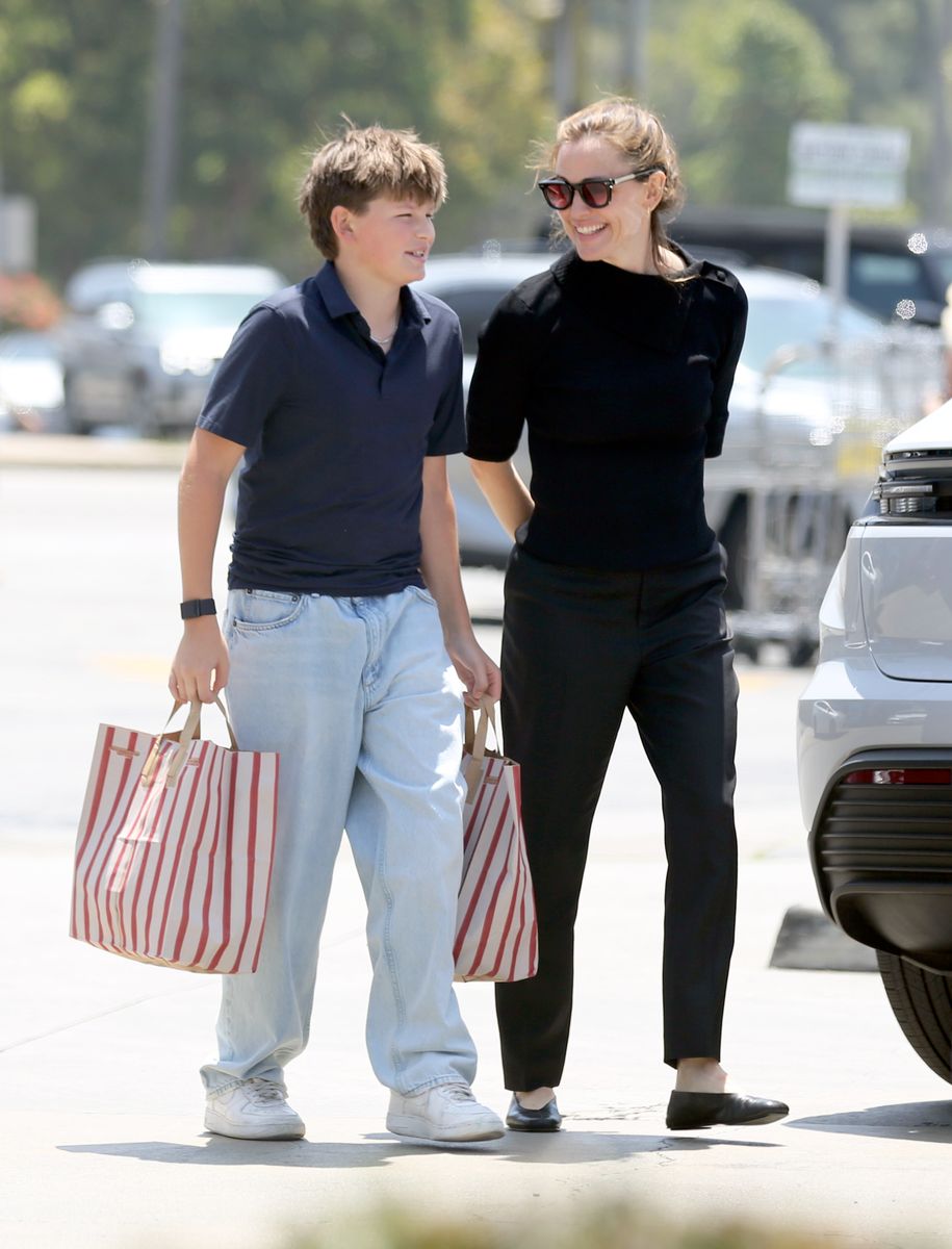 Garner kept her look understated by wearing an all-black outfit paired with sunglasses and flats. Samuel opted for a laid-back style with oversized light-wash jeans.
