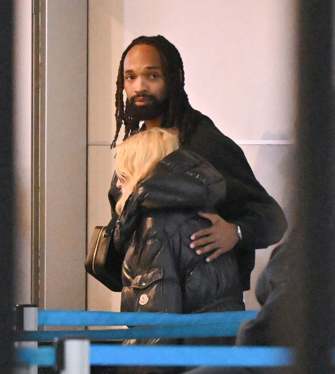 Photo © 2026 The Image Direct/The Grosby Group

EXCLUSIV 
New York City, NY, May 12, 2026. Madonna and boyfriend Akeem Morris were spotted at JFK Airport in New York City. The pair stayed close as Morris was seen with his arm around the singer. Madonna wore a black jacket and carried a medium logo shopper bag, while Morris accessorized with a crossbody bag and a tote bag during their airport arrival.
***
Madonna y su novio Akeem Morris fueron vistos en el aeropuerto JFK de Nueva York. La pareja se mostró cercana mientras Morris rodeaba con el brazo a la cantante. Madonna lució una chaqueta negra y llevó un bolso shopper mediano con logo, mientras Morris complementó su look con un bolso cruzado y un tote bag durante su llegada al aeropuerto.