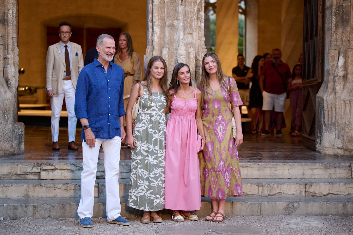 PALMA DE MALLORCA, SPAIN - AUGUST 05: (L-R) King Felipe VI of Spain, Crown Princess Leonor of Spain, Queen Letizia of Spain  and Princess Sofia of Spain attend the Joan Miro's exhibition "Paysage-Miro" at La Lonja on August 05, 2025 in Palma de Mallorca, Spain. (Photo by Carlos Alvarez/Getty Images)