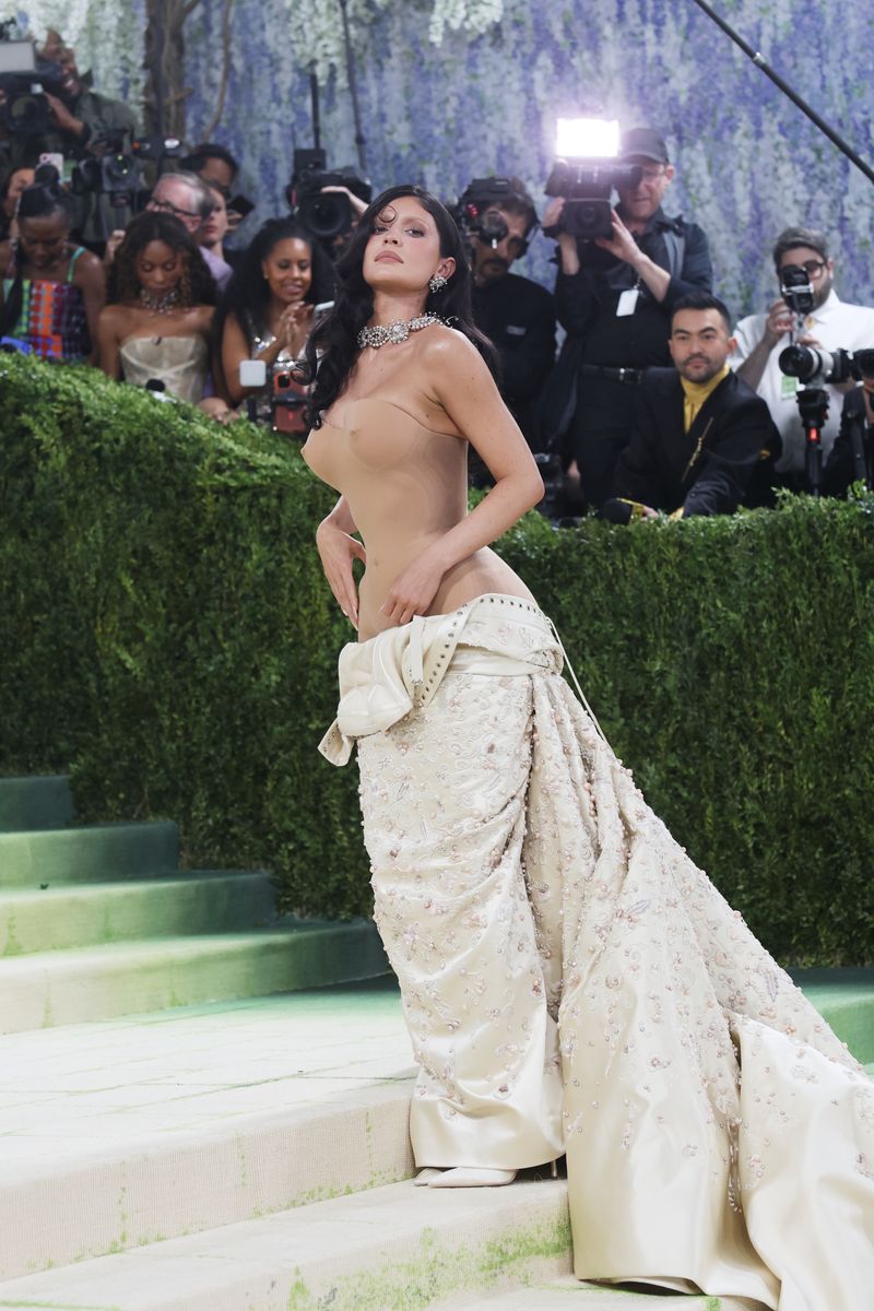 Kylie Jenner commanded the staircase
