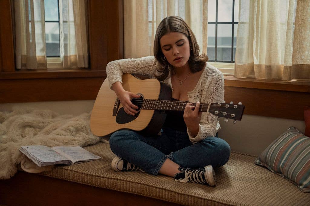 Hannah (Ella Bright) in OFF CAMPUS