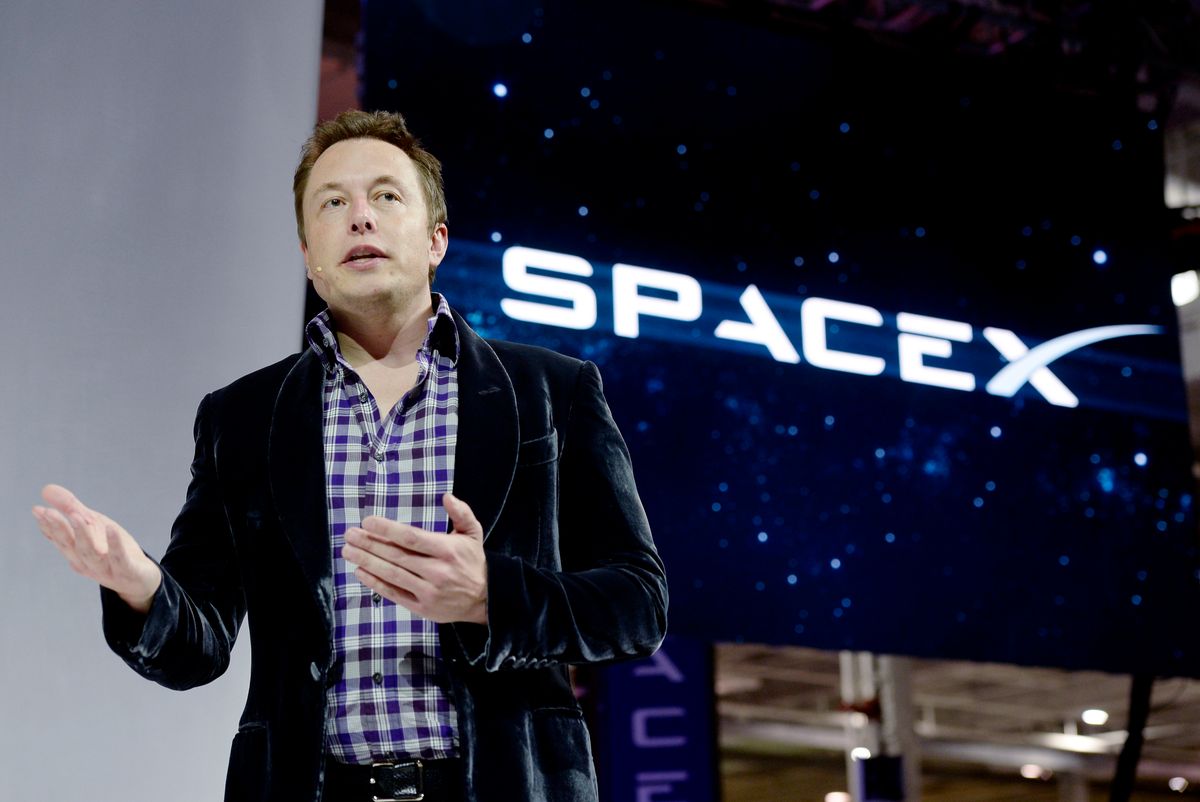 SpaceX CEO Elon Musk unveils the company's new manned spacecraft, The Dragon V2, designed to carry astronauts into space during a news conference on May 29, 2014, in Hawthorne, California. 