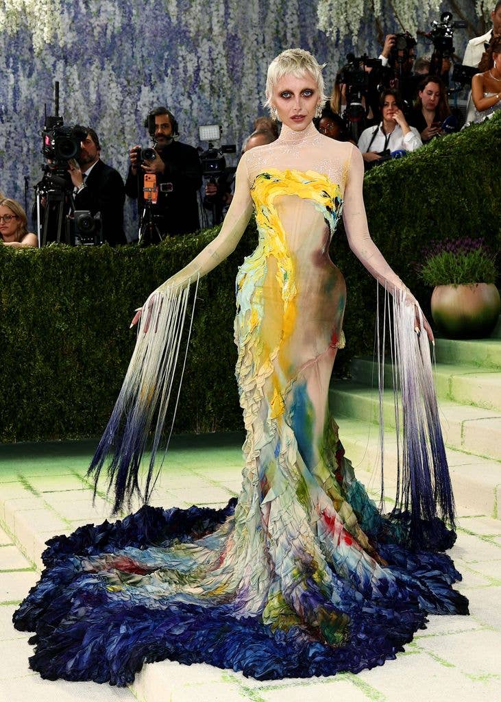 Emma Chamberlain wears a yellow and blue feathered gown