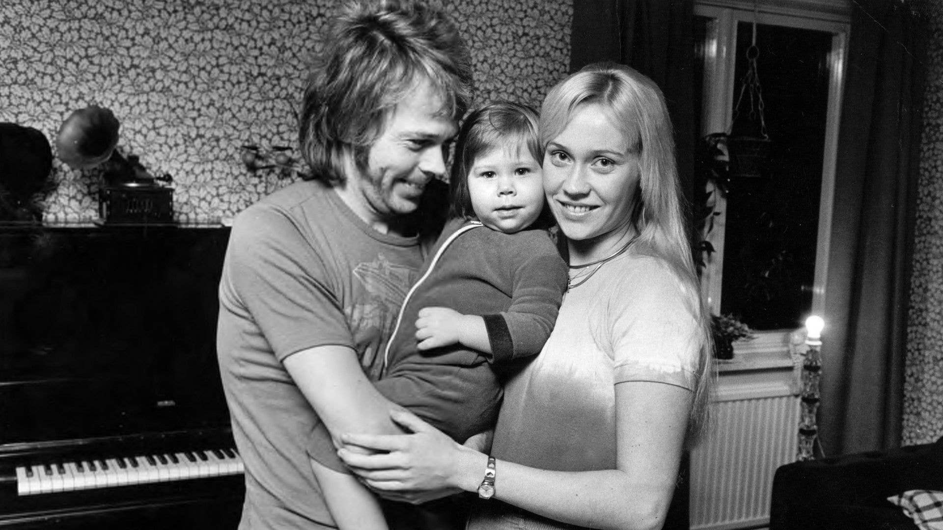 Black-and-white image of Bjorn Ulvaeus and Agnetha Faltskog with their daughter Linda