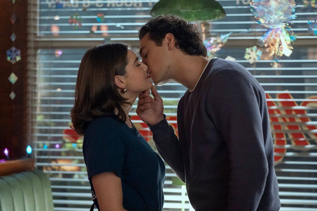 Hannah (Ella Bright) and Garrett (Belmont Cameli) in OFF CAMPUS