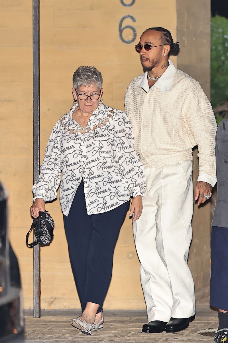 Photo © 2026 Backgrid/The Grosby Group

PREMIUM EXCLUSIVE
 
Los Angeles, CA    27 MAY 2026

Kim Kardashian and boyfriend, Lewis Hamilton, were seen leaving Nobu restaurant with both of their moms and Kim's kids, Saint, Chicago and Psalm. Scott Disick also happen to be at the same restaurant with his kids at the time celebrating his birthday but at separate tables from Kim and Lewis.****

Kim Kardashian y su novio Lewis Hamilton fueron vistos saliendo del restaurante Nobu junto a sus madres y los hijos de Kim, Saint, Chicago y Psalm.

Scott Disick también se encontraba en el mismo restaurante celebrando su cumpleaños con sus hijos, aunque en mesas separadas de Kim y Lewis.