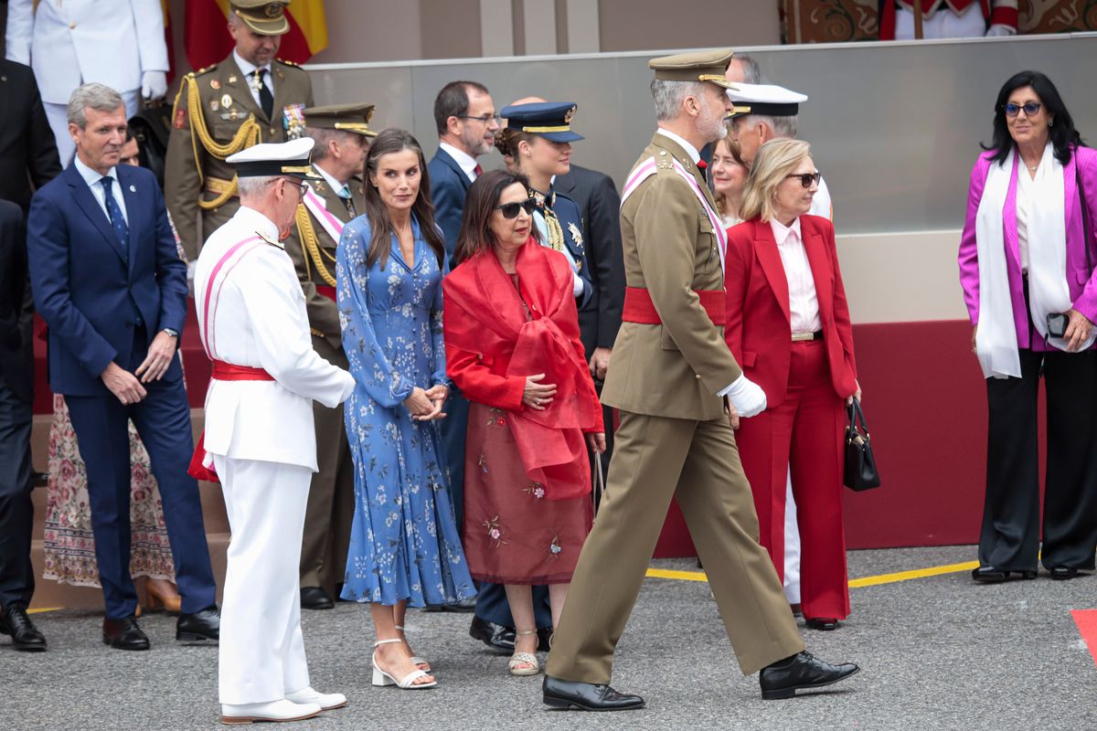 Despite adverse weather conditions, the ground parade proceeded as planned, showcasing the capabilities of Spain's Armed Forces.