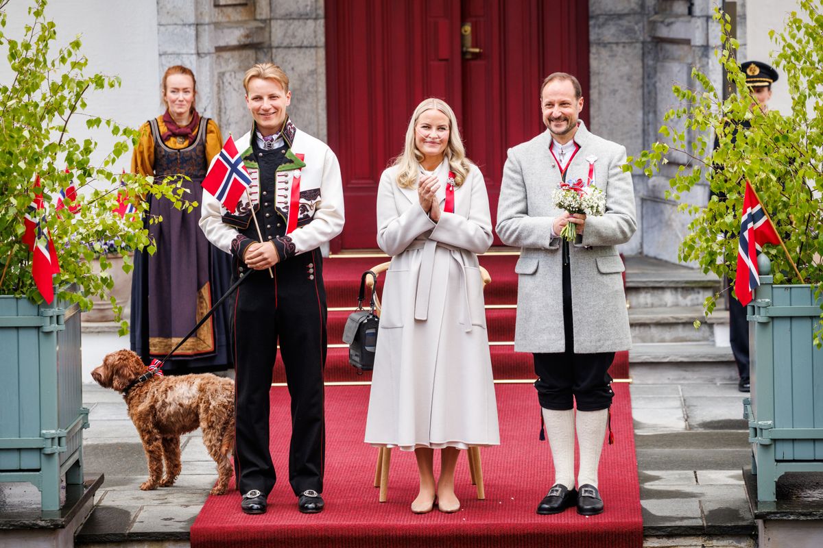 The most fragile image of Princess Mette-Marit on National Day: oxygen, pauses, and a severe coughing episode