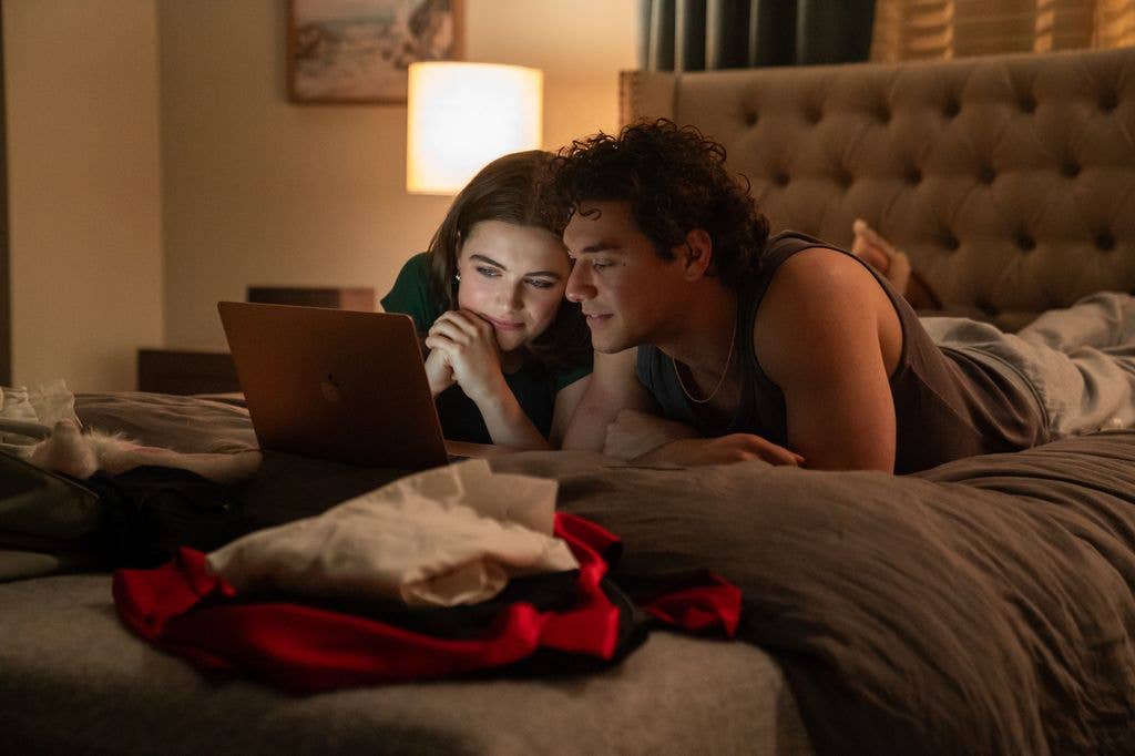 Ella Bright and Belmont Cameli as Hannah and Garrett in Off Campus