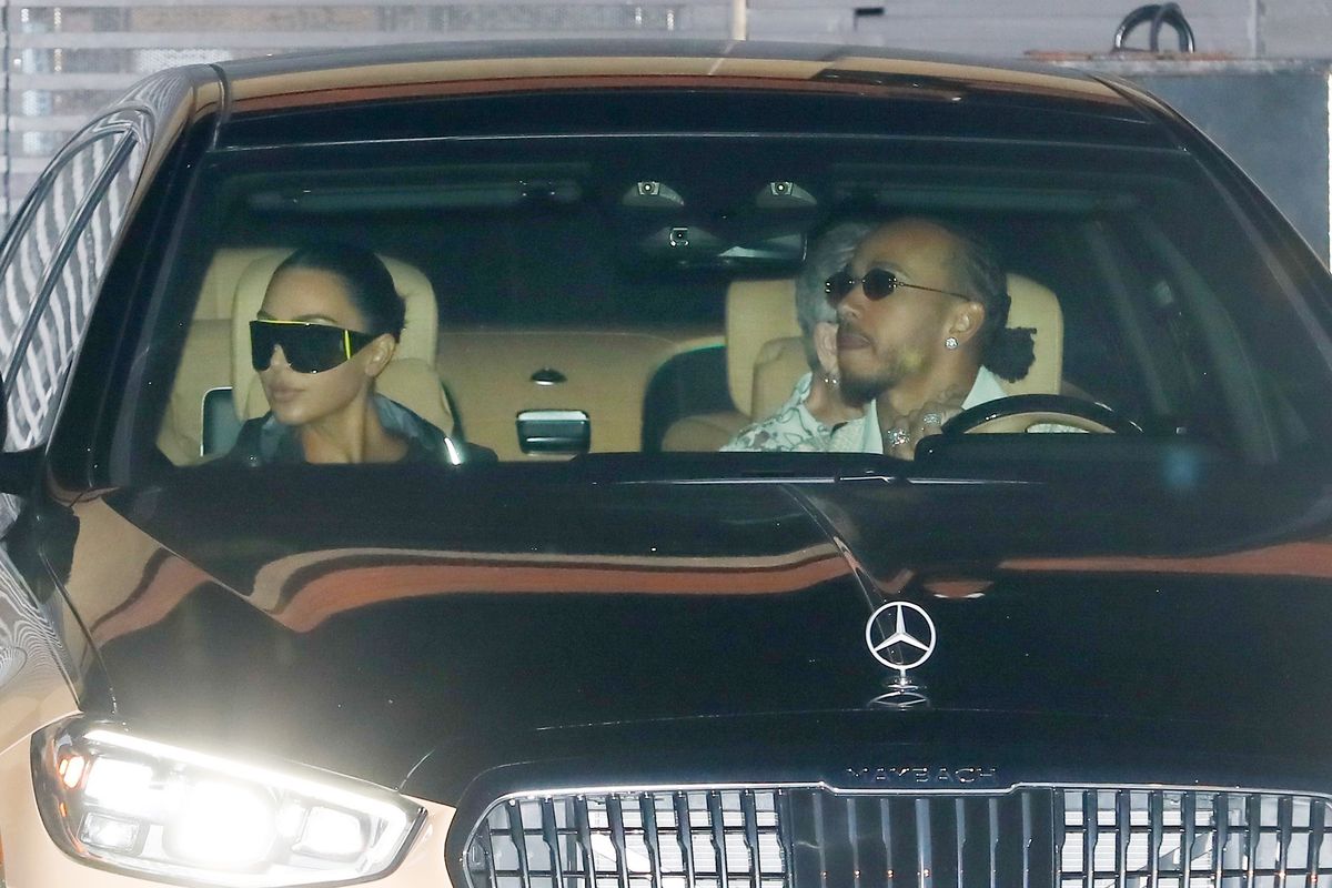 Photo © 2026 Backgrid/The Grosby Group

PREMIUM EXCLUSIVE 

Los Angeles, CA    27 MAY 2026

Kim Kardashian and boyfriend, Lewis Hamilton, were seen leaving Nobu restaurant with both of their moms and Kim's kids, Saint, Chicago and Psalm. Scott Disick also happen to be at the same restaurant with his kids at the time celebrating his birthday but at separate tables from Kim and Lewis.****

Kim Kardashian y su novio Lewis Hamilton fueron vistos saliendo del restaurante Nobu junto a sus madres y los hijos de Kim, Saint, Chicago y Psalm.

Scott Disick también se encontraba en el mismo restaurante celebrando su cumpleaños con sus hijos, aunque en mesas separadas de Kim y Lewis.