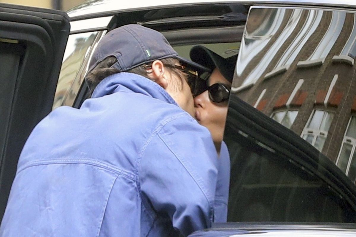 Zoë wore a casual outfit accessorized with a hat featuring the word 'KISS'