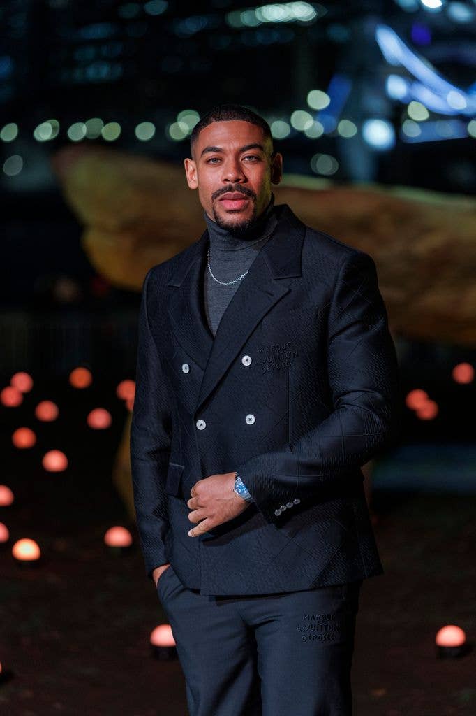 Aaron Pierre plays John Stewart 