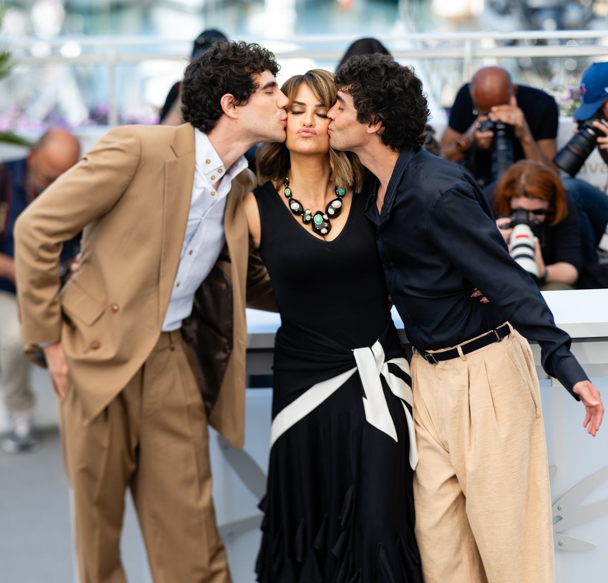 Cruz alongside Javier Calvo and Javier Ambrossi