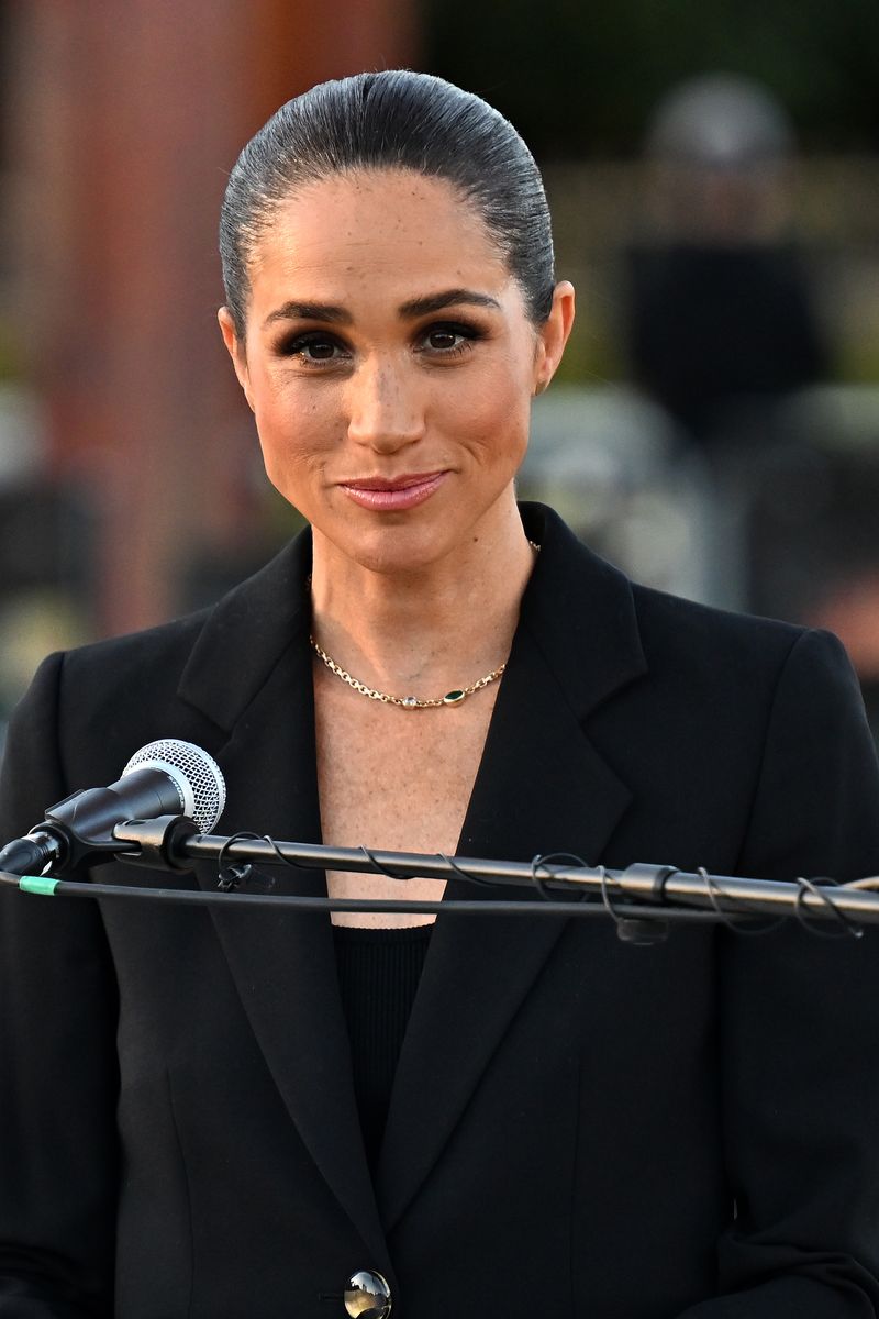 While attending the inauguration of The Lost Screen Memorial in Geneva, Switzerland, Meghan wore Logan Hollowell’s Lovers Duet Diamond and Emerald Chain Necklace, a deeply personal piece featuring an emerald (representing Meghan and Archie’s birthstone) paired with a diamond, interpreted as a nod to Prince Harry.