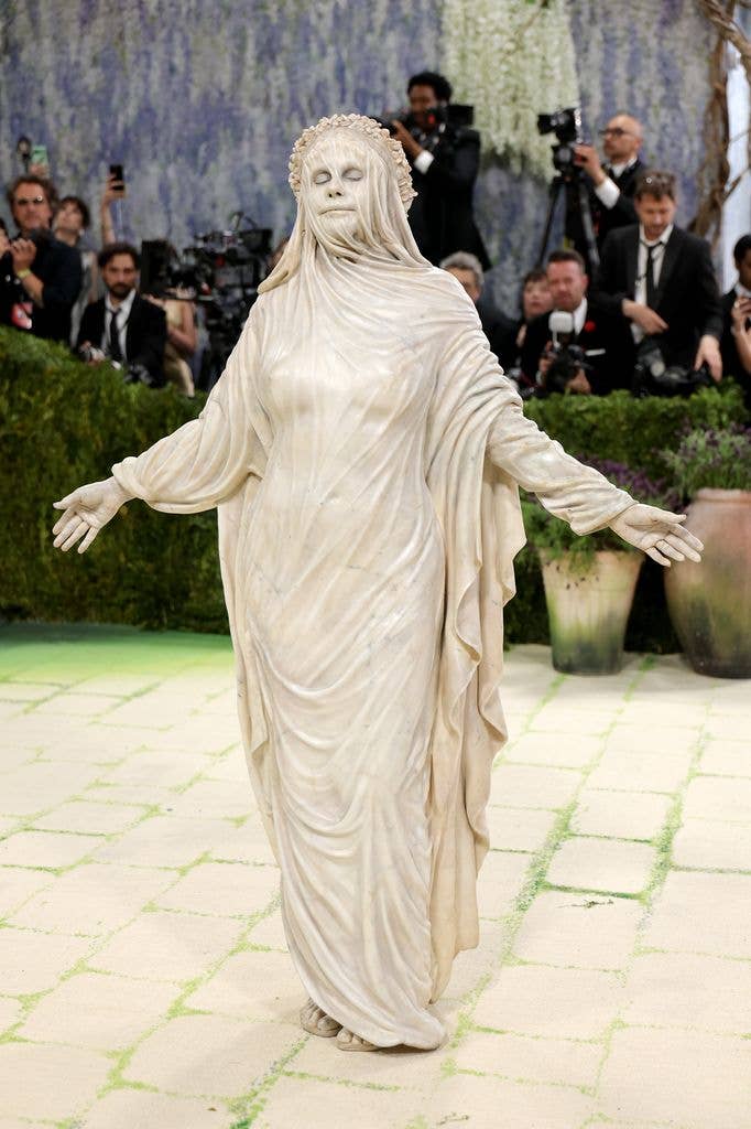 heidi klum met gala statue