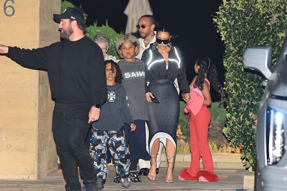 Photo © 2026 Backgrid/The Grosby Group

PREMIUM EXCLUSIVE

Los Angeles, CA    27 MAY 2026 

Kim Kardashian and boyfriend, Lewis Hamilton, were seen leaving Nobu restaurant with both of their moms and Kim's kids, Saint, Chicago and Psalm. Scott Disick also happen to be at the same restaurant with his kids at the time celebrating his birthday but at separate tables from Kim and Lewis.****

Kim Kardashian y su novio Lewis Hamilton fueron vistos saliendo del restaurante Nobu junto a sus madres y los hijos de Kim, Saint, Chicago y Psalm.

Scott Disick también se encontraba en el mismo restaurante celebrando su cumpleaños con sus hijos, aunque en mesas separadas de Kim y Lewis.