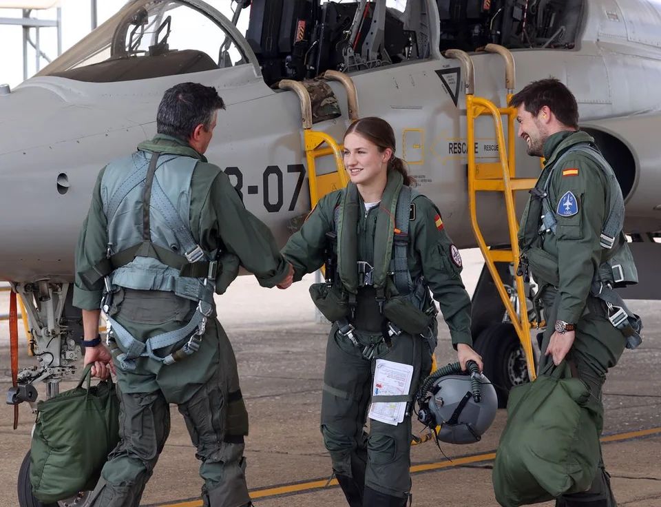 Princess Leonor greets Colonel Daniel Fernández de Bobadilla Lorenzo, commanding officer of Talavera la Real Air Base, following a training flight in an F-5 fighter jet.