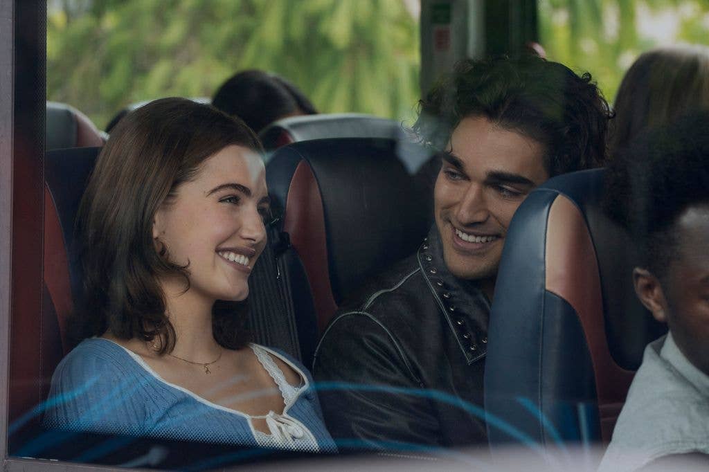Hannah (Ella Bright) and Justin (Josh Heuston) in OFF CAMPUS