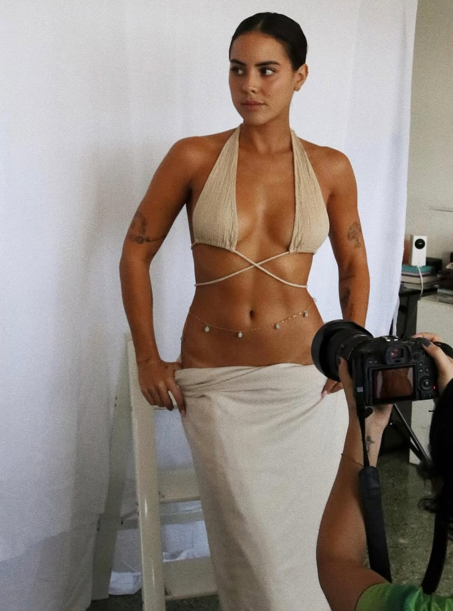 Fresh off a girls’ beach day in Puerto Rico, Berlingeri leaned into laid-back coastal style with a barely-there string bikini. 