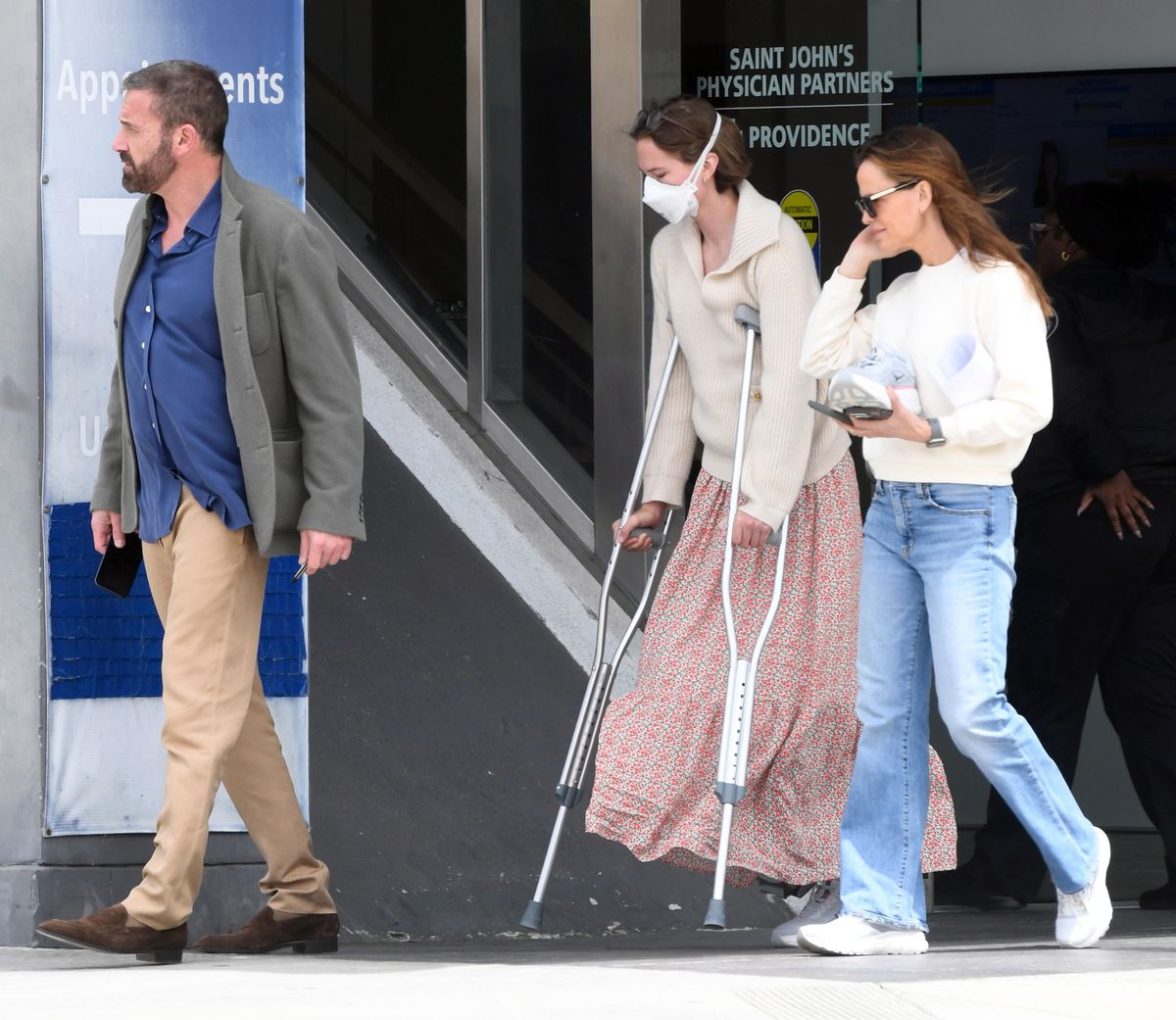 Ben Affleck, Jennifer Garner with their daughter Violet at an urgent care in Los Angeles