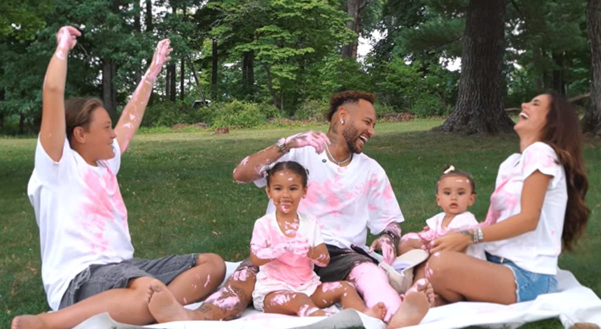 Neymar and Bruna Biancardi have announced they are expecting another baby together. The couple shared an emotional gender-reveal video confirming they are having a daughter, expanding Neymar’s growing family to five children.

