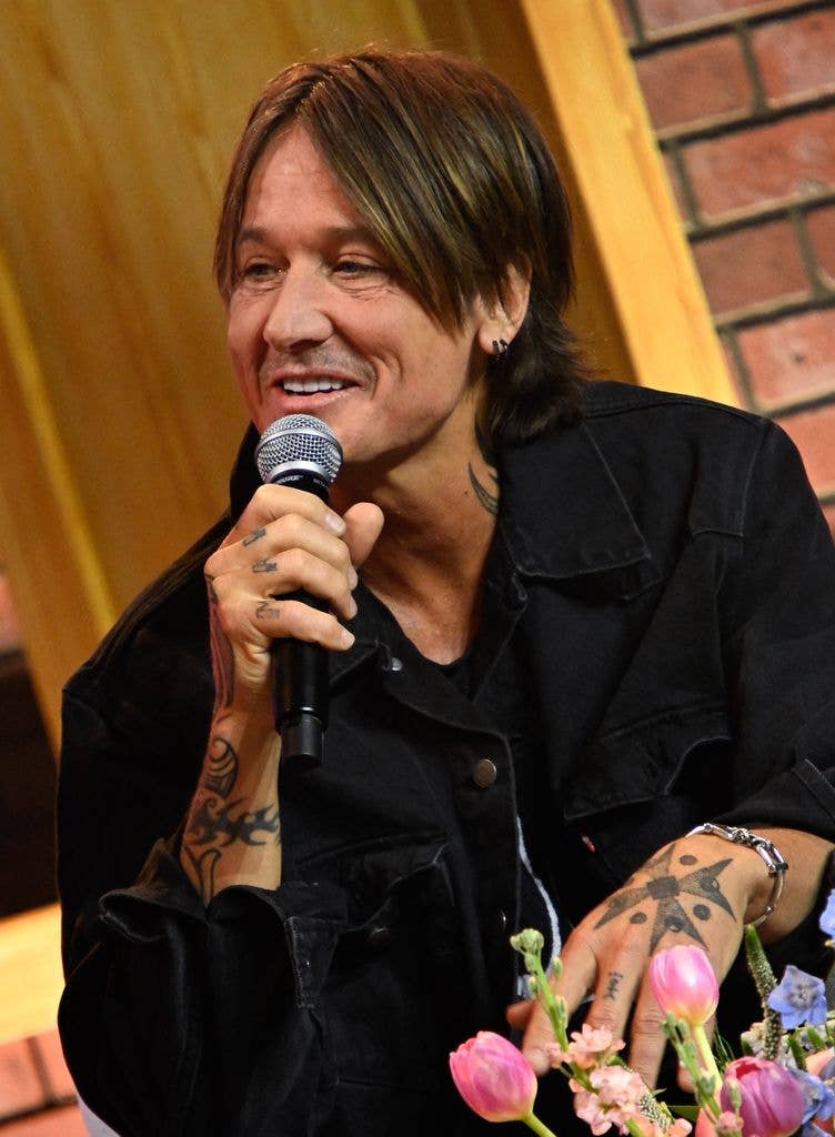 keith urban microphone cma fest