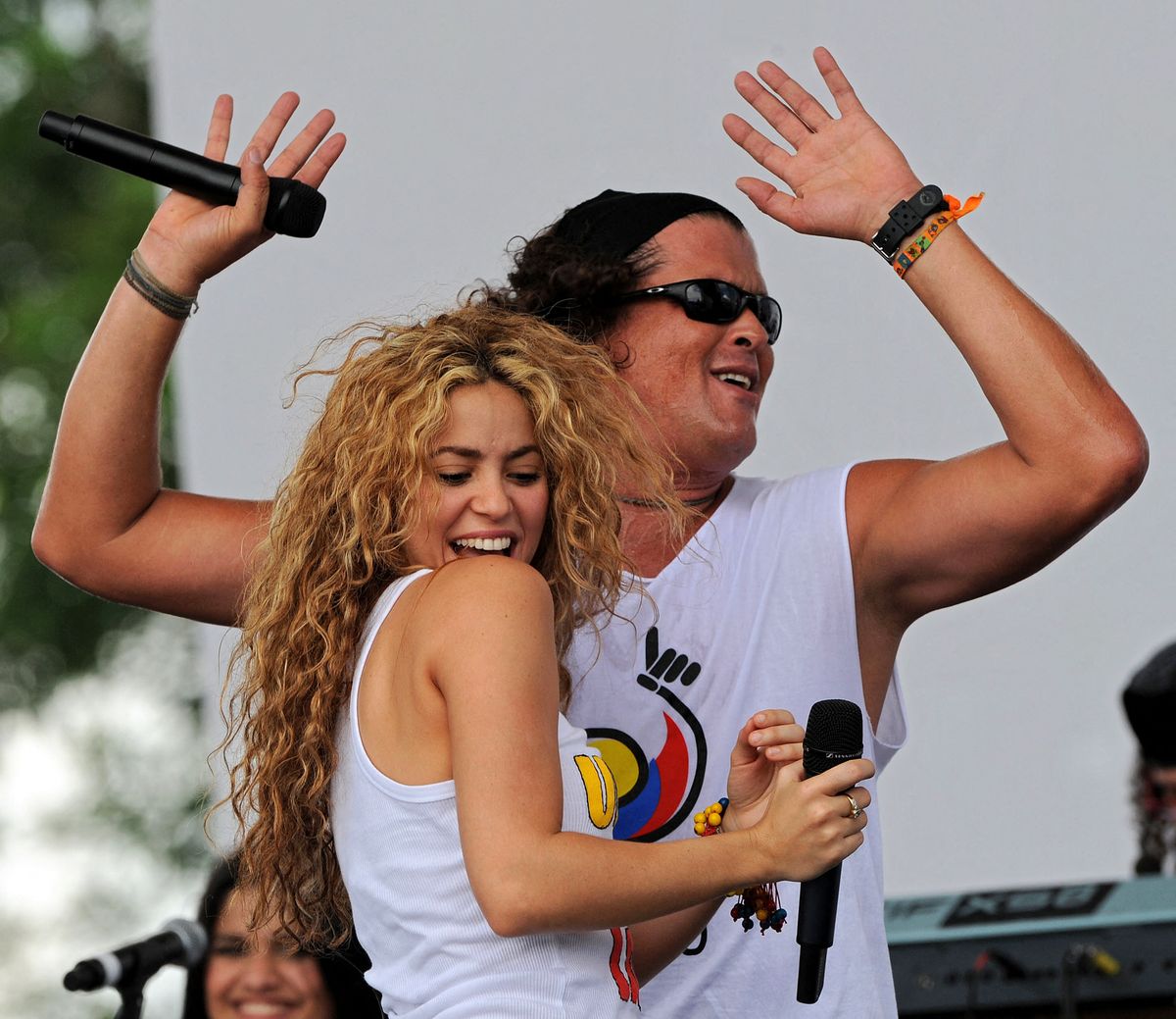  Colombian singers Shakira (L) and Carlos Vives perform during a concert in support of hostage liberation held as part of Colombia's independence day celebrations.