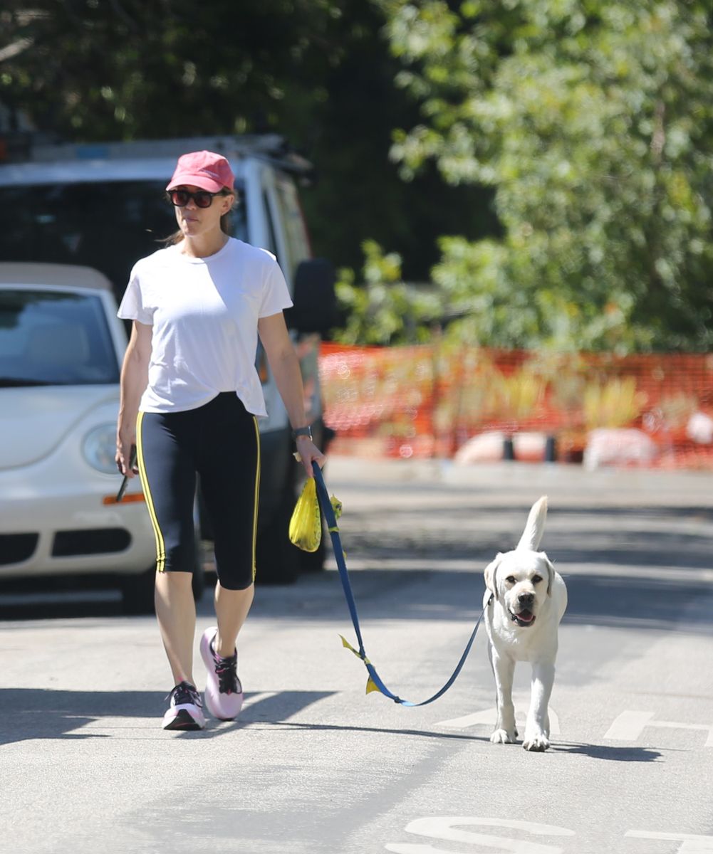 Photo © 2026 x17/The Grosby Group
EXCLUSIVE
Sunday, May 31, 2026 - Jennifer Garner looked super cute in cozy athleisure wear while taking her pup for an afternoon stroll around the neighborhood. Ever the courteous neighbor, Garner was spotted cleaning up after her dog, stopping to pick up its waste before continuing on her walk. ****
Jennifer Garner lució muy cómoda y adorable con un conjunto deportivo tipo athleisure mientras paseaba a su perro por la tarde en su vecindario. Siempre considerada con sus vecinos, la actriz fue vista recogiendo los desechos de su mascota antes de continuar su caminata.