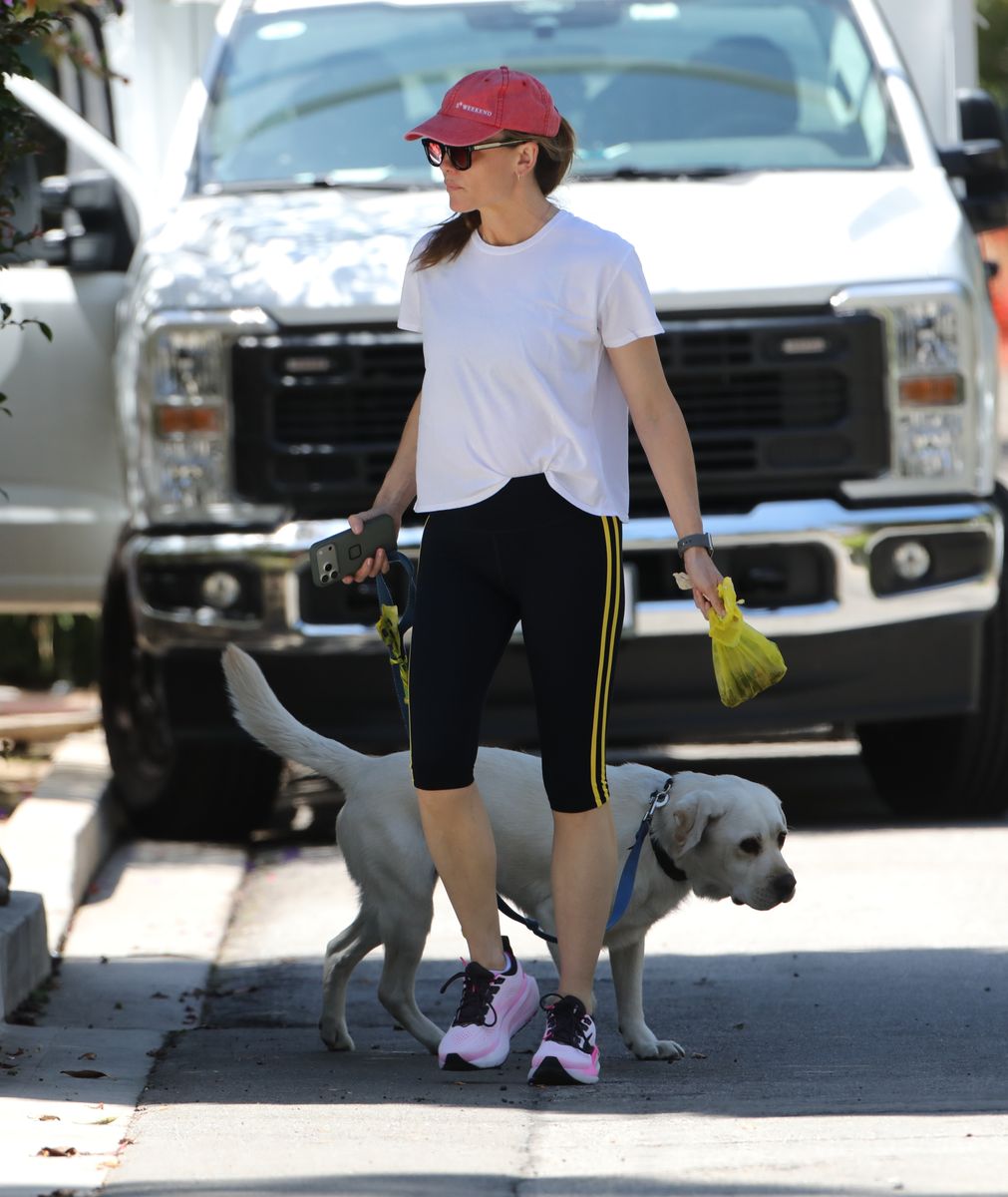 Photo © 2026 x17/The Grosby Group
EXCLUSIVE
Sunday, May 31, 2026 - Jennifer Garner looked super cute in cozy athleisure wear while taking her pup for an afternoon stroll around the neighborhood. Ever the courteous neighbor, Garner was spotted cleaning up after her dog, stopping to pick up its waste before continuing on her walk. ****
Jennifer Garner lució muy cómoda y adorable con un conjunto deportivo tipo athleisure mientras paseaba a su perro por la tarde en su vecindario. Siempre considerada con sus vecinos, la actriz fue vista recogiendo los desechos de su mascota antes de continuar su caminata.