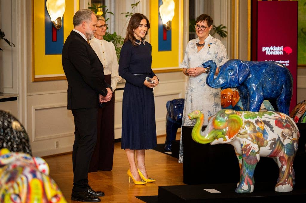 Queen Mary looking at ceramic elephant exhibit