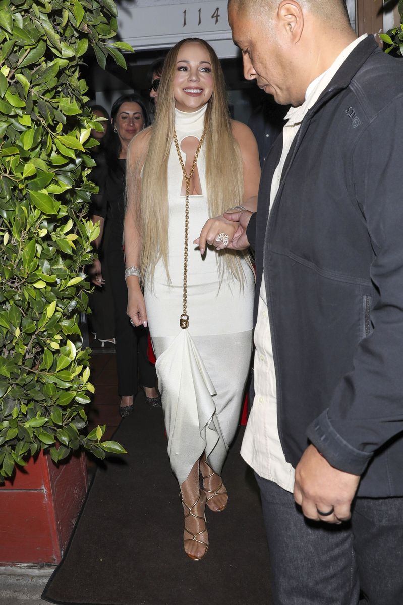 The music icon showcased timeless glamour in a figure-hugging ivory dress paired with gold accessories.