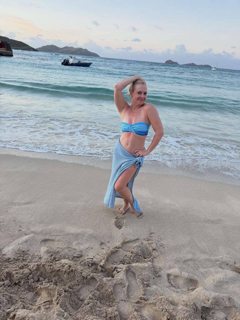Melissa Joan Hart posing in a bikini