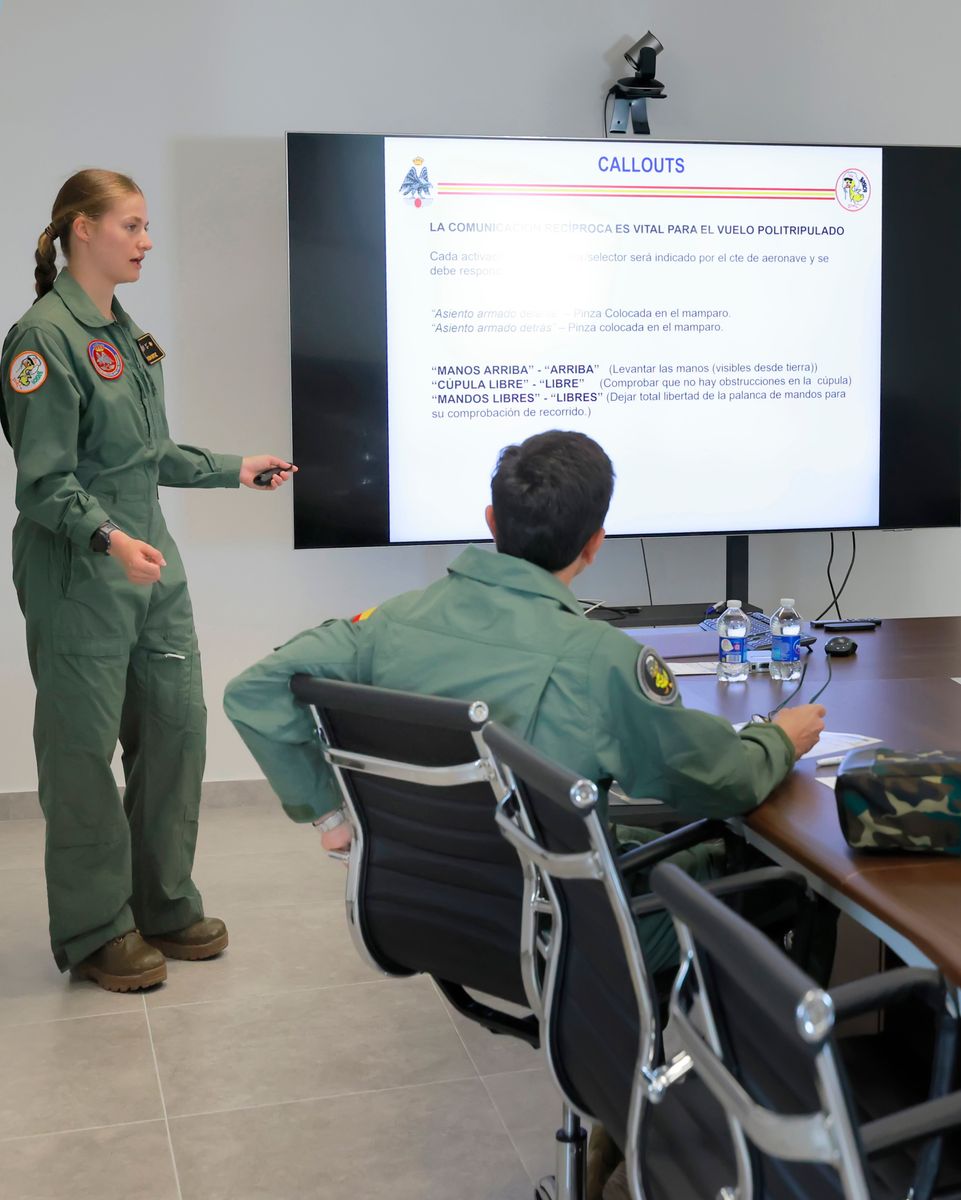 Princess Leonor leads the pre-flight briefing, demonstrating the skills she has developed during her military training.