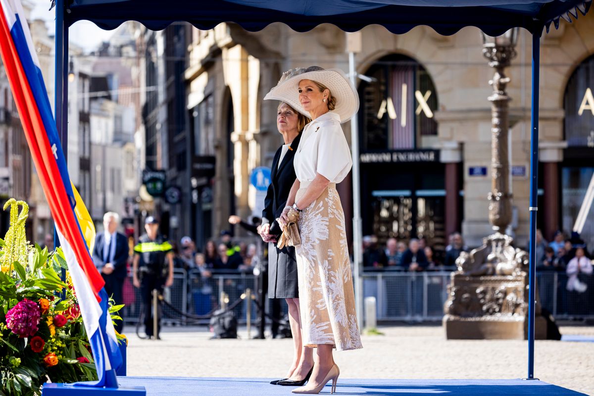 Queen Máxima welcomes German President Frank-Walter Steinmeier and First Lady Elke Büdenbender at Amsterdam’s Dam Square, wearing a spring-inspired ensemble highlighted by a dramatic Philip Treacy hat.