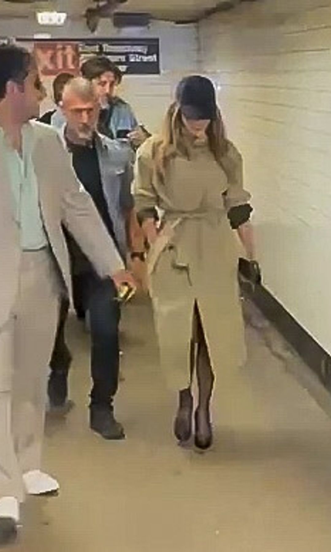Photo © 2026 Backgrid/The Grosby Group

New York, NY  2 JUNE 2026

Jennifer Lopez was spotted taking the subway in New York City while promoting her upcoming film Office Romance.

The actress was seen riding the F train toward East Broadway as part of a promotional shoot, appearing alongside Kareem Rahma for the series Subway Takes.

Jennifer kept her look chic yet understated in a trench coat-style dress paired with tights, heels, and a black cap, blending into the city commute while traveling with security during the Manhattan-to-Coney Island filming route.****

Jennifer Lopez fue vista tomando el metro en la ciudad de Nueva York mientras promocionaba su próxima película Office Romance.

La actriz fue captada viajando en la línea F rumbo a East Broadway como parte de una sesión promocional, apareciendo junto a Kareem Rahma para la serie Subway Takes.

Jennifer mantuvo un estilo elegante pero discreto con un vestido tipo trench coat combinado con medias, tacones y una gorra negra, integrándose en el ambiente del transporte público mientras viajaba con seguridad durante el recorrido de filmación entre Manhattan y Coney Island.