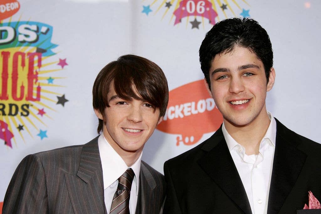 Actors Drake Bell (L) and Josh Peck arrive at the 19th Annual Kid's Choice Awards held at UCLA's Pauley Pavilion on April 1, 2006 in Westwood, California.