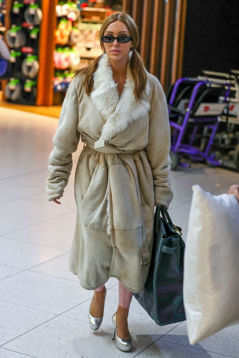 While her fashion drew attention, it was her rare black Hermès HAC 60 travel bag, valued at up to US$80,000, that became the standout feature of her airport appearance.