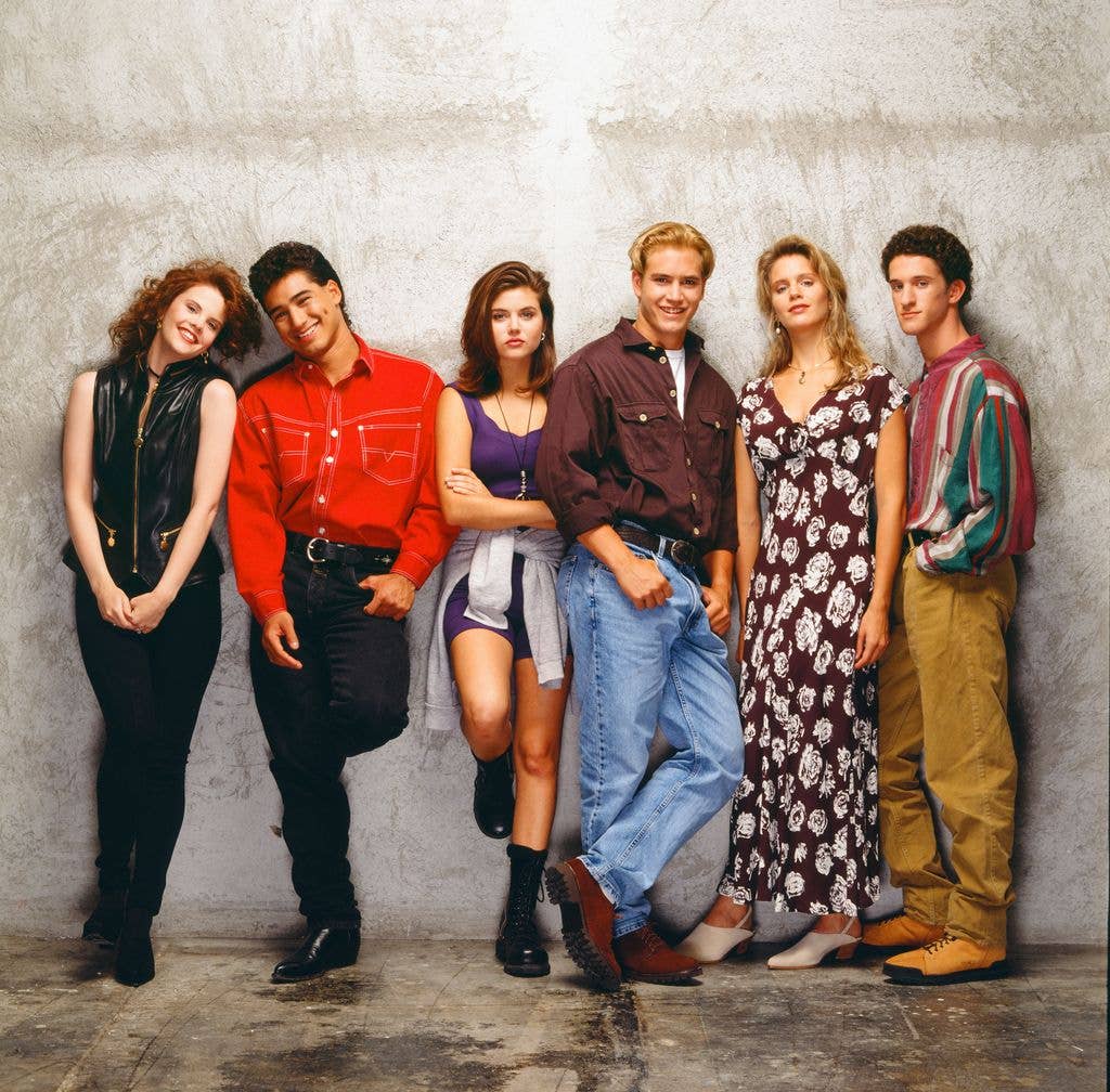 Kiersten Warren as Alex Tabor, Mario Lopez as A.C. Slater, Tiffani Thiessen as Kelly Kapowski, Mark-Paul Gosselaar as Zack Morris, Anne Tremko as Leslie Burke, Dustin Diamond as Screech Powers