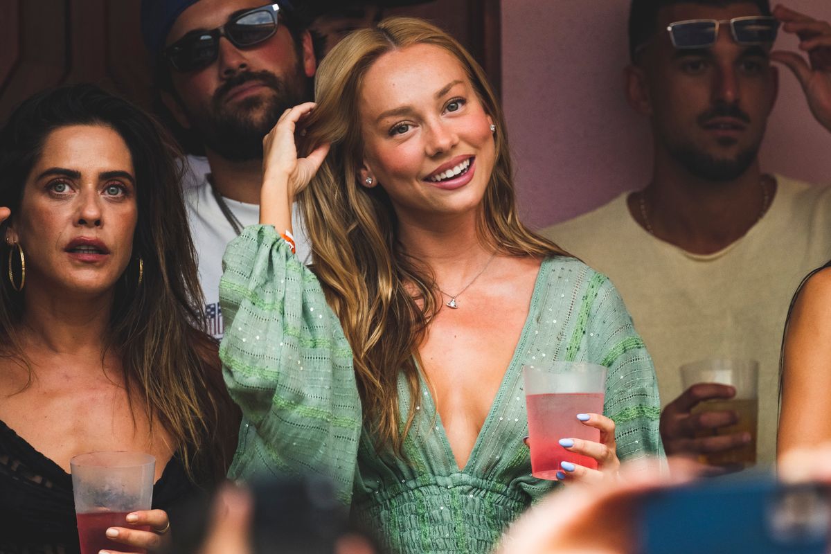 Irina Shayk, the “Secret” Guest at Bad Bunny’s Madrid Concert: Her Epic Selfie with Penélope Cruz and Her Siblings