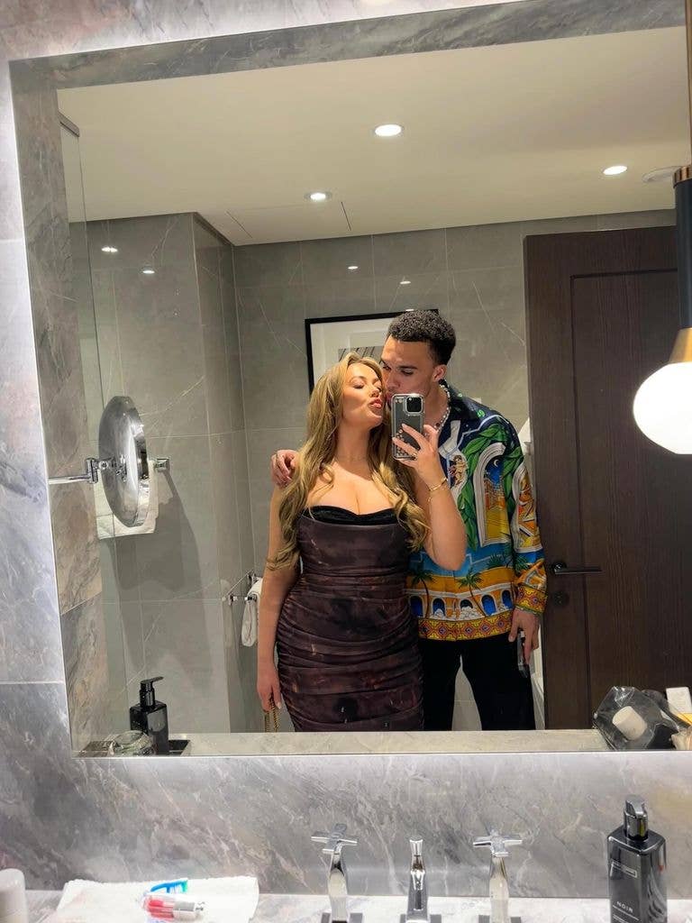 photo of Antonee Robinson and Darcy Myers kissing mirror selfie