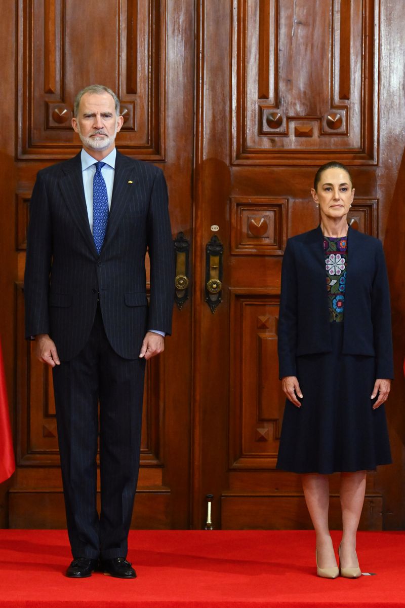 The Spanish King and the Mexican President hold a private meeting focused on strengthening bilateral relations.