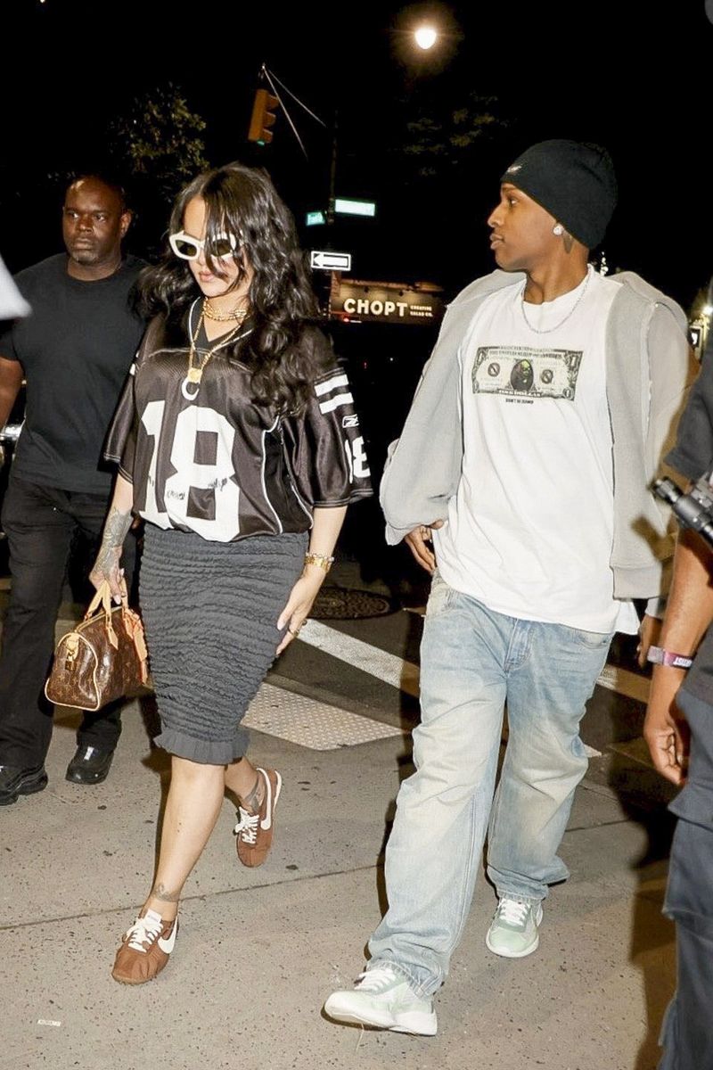 Photo © 2026 Backgrid/The Grosby Group

EXCLUSIVE 
 
New York, NY   7 JUNE 2026

Rihanna was seen returning to the Four Seasons Hotel in New York City after attending A Rockys performance at the Governors Ball Music Festival.

Earlier in the evening, Rihanna and A Rocky were also spotted enjoying time together at Benvenuto Café in New York City. The couple appeared relaxed and in good spirits as they continued their night out before heading back to their hotel following the festival appearance.****

Rihanna fue vista regresando al hotel Four Seasons Hotel New York Downtown después de asistir a la presentación de A Rocky en el Governors Ball Music Festival.

Más temprano en la noche, Rihanna y A Rocky también fueron vistos disfrutando de tiempo juntos en Benvenuto Café. La pareja parecía relajada y de buen ánimo mientras continuaba su salida nocturna antes de regresar a su hotel tras su aparición en el festival.