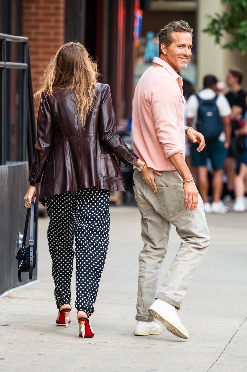 Photo © 2026 Backgrid/The Grosby Group
EXCLUSIVE
New York, June 9, 2026.
Blake Lively and Ryan Reynolds were seen enjoying a stroll through New York City, stopping to greet fans and pose for selfies along the way. The couple appeared relaxed and affectionate as they spent time together in the city. During the outing, Lively shared a playful moment with her husband while chatting with photographers, and the pair were seen laughing and enjoying a carefree day out.
***
Blake Lively y Ryan Reynolds fueron vistos disfrutando de un paseo por la ciudad de Nueva York, donde se detuvieron para saludar a sus seguidores y posar para selfies. La pareja se mostró relajada y cariñosa mientras compartía tiempo juntos en la ciudad. Durante la salida, Lively protagonizó un momento divertido junto a su esposo mientras interactuaba con los fotógrafos, y ambos fueron vistos riendo y disfrutando de una jornada distendida.